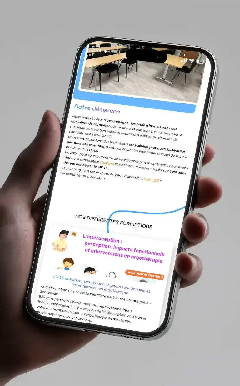 Un main tient un iPhone avec la page de formation d'Ergo Senso