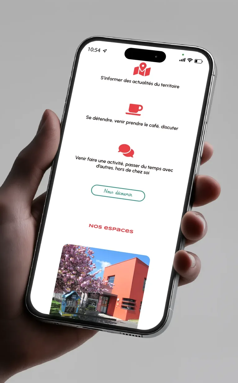 Un main tient un iPhone avec la page d'accueil du Centre social du Planty