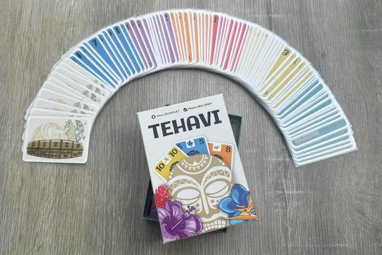 Le jeu Tehavi avec les cartes étalées sur une table