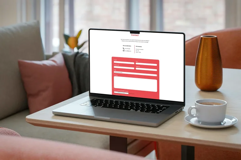 Page du site sur l'écran d'un Macbook Pro